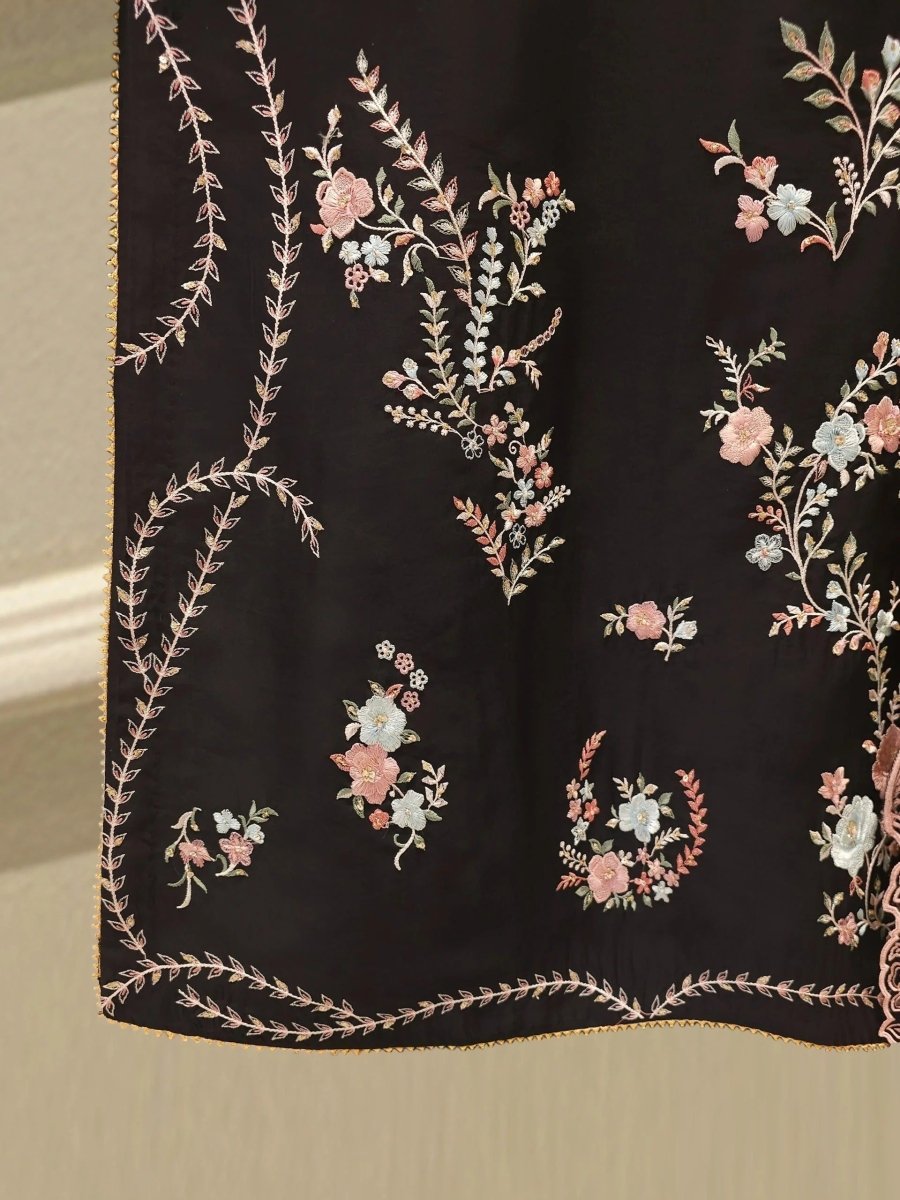 Haniya Embroiderd 3pc - Lawn - Image 4