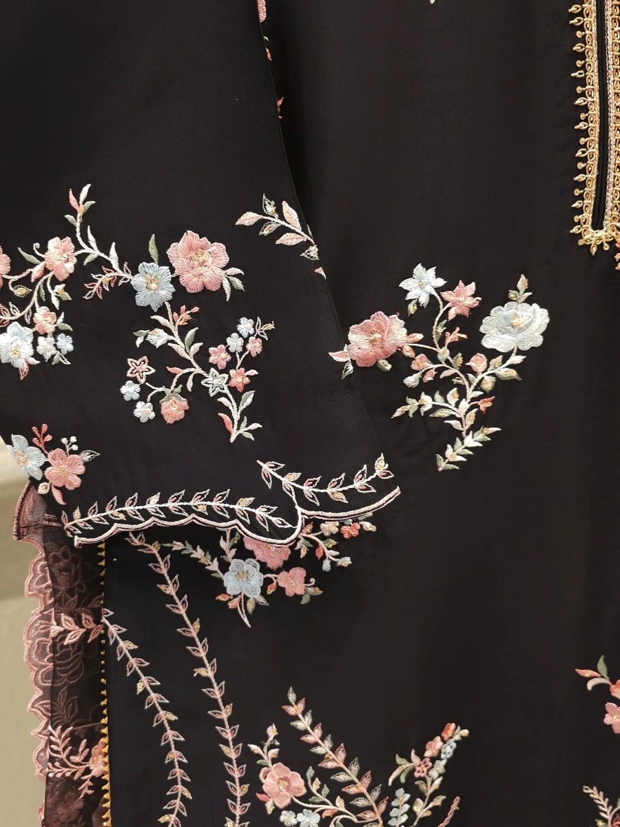 Haniya Embroiderd 3pc - Lawn - Image 3