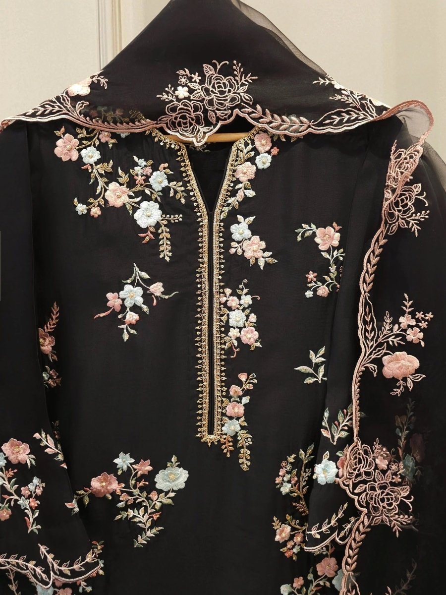 Haniya Embroiderd 3pc - Lawn - Image 2