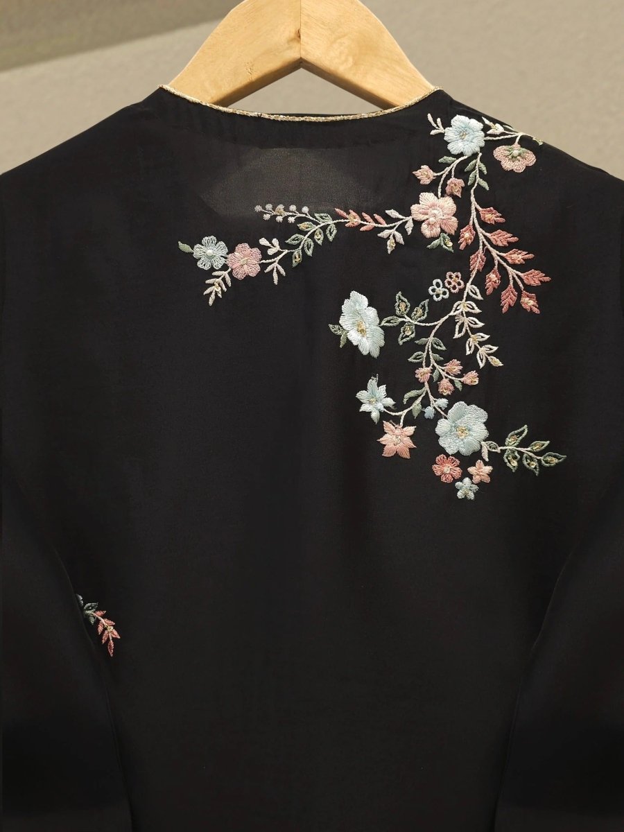 Haniya Embroiderd 3pc - Lawn - Image 5